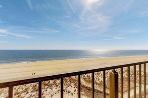 Property grounds - Sixth floor oceanfront condo with beach access (Ocean City)