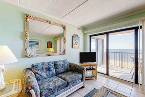 TV, DVD player, offices - Sixth floor oceanfront condo with beach access (Ocean City)