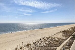 On the beach - Sixth floor oceanfront condo with beach access (Ocean City)