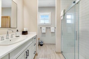 Shower, towels - Canal-front getaway with private hot tub, large deck & firepit - dog-friendly (Ocean City)