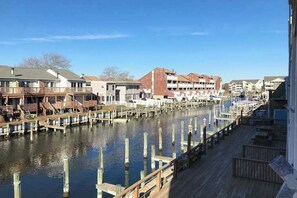 Marina - Waterfront Condo - Shared dock - Free WiFi, Partial AC, Washer/Dryer (Ocean City)