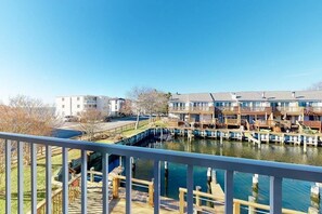 Property grounds - Waterfront Condo - Shared dock - Free WiFi, Partial AC, Washer/Dryer (Ocean City)