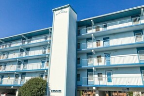 Ett hotell med flera våningar, balkonger, ett centralt torn och en skylt som visar namnet ”Blue Marlin”.