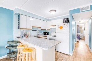 Fridge, microwave, oven, stovetop - Ocean block condo with large balcony, AC, WiFi & laundry - walk to the beach (Ocean City)