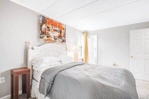2 bedrooms, Internet, bed sheets - Ocean block condo with large balcony, AC, WiFi & laundry - walk to the beach (Ocean City)