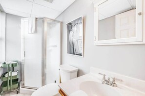 Shower, towels - Ocean block condo with large balcony, AC, WiFi & laundry - walk to the beach (Ocean City)