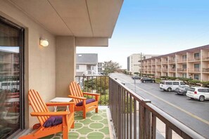 Property grounds - Ocean block condo with large balcony, AC, WiFi & laundry - walk to the beach (Ocean City)