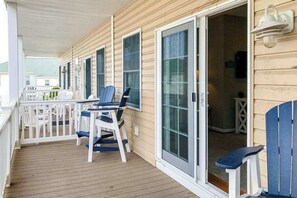 Property grounds - Coastal Getaway - Free WiFi, Central AC, Washer & Dryer - Walk 2 Blocks to Beach (Ocean City)