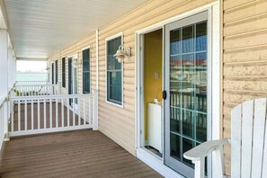 Terrace/patio - Coastal Getaway - Free WiFi, Central AC, Washer & Dryer - Walk 2 Blocks to Beach (Ocean City)