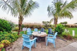 Outdoor dining - Oceanfront condo with pool, hot tub, fitness room, sauna, deck, & ocean view (Ocean City)