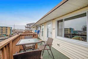 Ein Balkon mit Tisch und Stühlen, Blick auf die Stadt, und die Hausnummer 304.