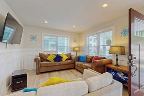 TV, offices - Sunlit Gem in Downtown w/ Patio, Shared Grill & Outdoor Shower - Steps to Beach (Ocean City)