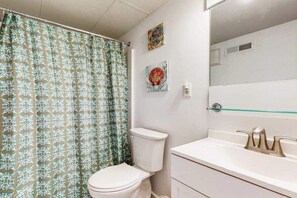 Douche, sèche-cheveux, serviettes fournies