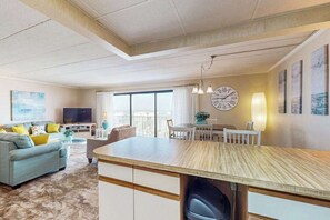 TV, offices - Top Floor Condo in Beachfront Condo w/Shared Pool, WiFi, AC, W/D, Water Views (Ocean City)