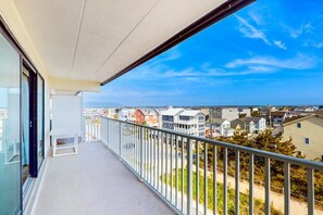 Property grounds - Top Floor Condo in Beachfront Condo w/Shared Pool, WiFi, AC, W/D, Water Views (Ocean City)