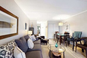 TV, offices - Remodeled, oceanfront condo with balcony, sunrise views, WiFi & W/D (Ocean City)