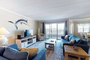 TV, DVD player, offices - Charming bayfront condo in Old Town with balcony, WiFi, AC, & shared pool (Ocean City)
