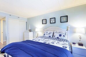 WiFi, bed sheets - Charming bayfront condo in Old Town with balcony, WiFi, AC, & shared pool (Ocean City)