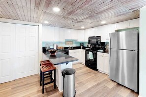 Fridge, microwave, oven, stovetop - Waikiki 102 (Ocean City)