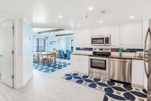 Fridge, microwave, oven, stovetop - Waikiki 305 (Ocean City)