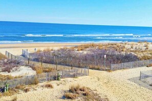 On the beach - Simple, Oceanfront Condo with Central AC, Free WiFi & Easy Beach Access (Ocean City)