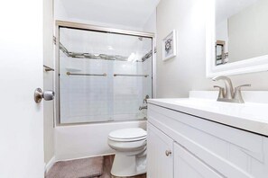 Shower, towels - Enjoy a Bayfront Balcony, Amazing Views, WiFi, Central AC & Shared Outdoor Pool (Ocean City)