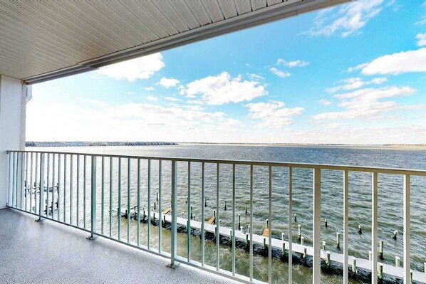 Property grounds - Enjoy a Bayfront Balcony, Amazing Views, WiFi, Central AC & Shared Outdoor Pool (Ocean City)