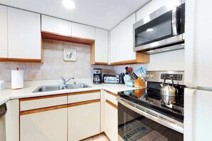 Fridge, microwave, oven, stovetop - Enjoy a Bayfront Balcony, Amazing Views, WiFi, Central AC & Shared Outdoor Pool (Ocean City)