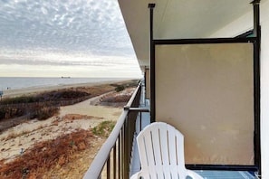 Property grounds - Oceanfront Condo with Balcony Overlooking the Beach, AC, WiFi & Laundry (Ocean City)
