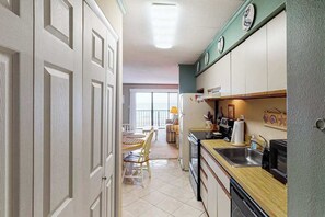 Eine Küche mit Essbereich, Kühlschrank, Mikrowelle und Spüle.