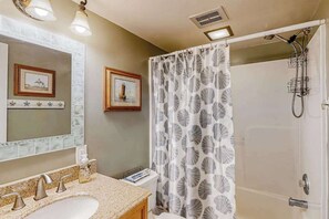 Shower, towels - Bay Colony 36 (Ocean City)