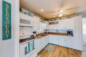 Fridge, microwave, oven, stovetop - Dog-friendly home near beach with 2 pools, tennis, amazing views, outdoor shower (Ocean City)
