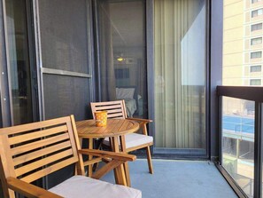 Outdoor dining - Condo in Ocean City with pools, gym, & game room (Ocean City)