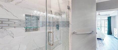 Dusche, Haartrockner, Handtücher