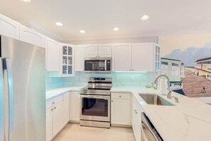 Fridge, microwave, oven, stovetop - Baywatch III 304D (Ocean City)