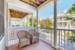 Property grounds - Coastal retreat with beach and shared pool - balconies, AC, & W/D (Ocean City)