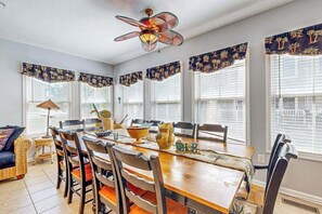 Dining - Coastal retreat with beach and shared pool - balconies, AC, & W/D (Ocean City)
