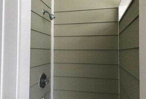 Shower, hair dryer, towels - Coastal retreat with beach and shared pool - balconies, AC, & W/D (Ocean City)
