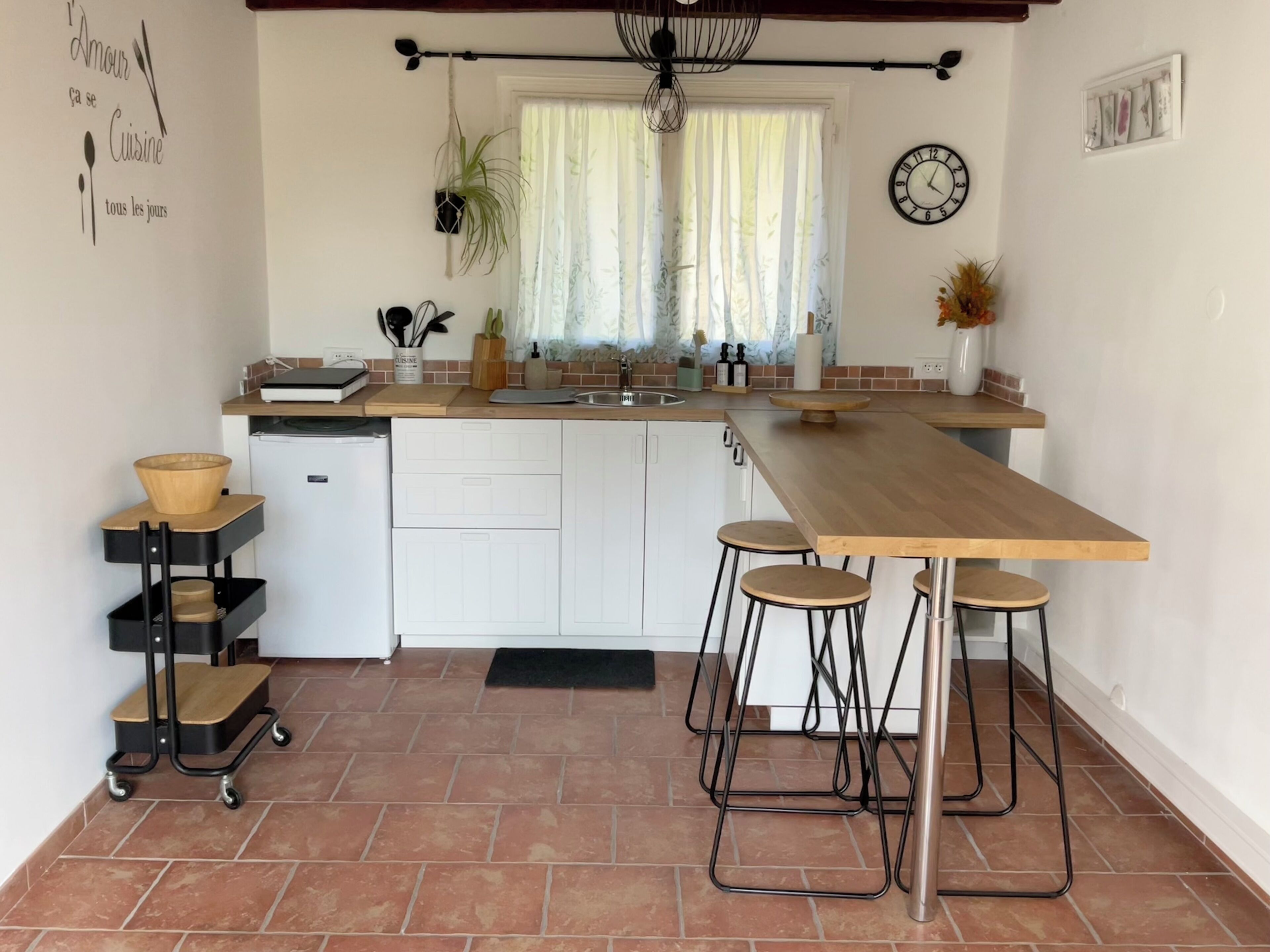 Refrigerador, microondas, parrilla de estufa y cafetera y tetera 