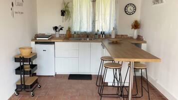 Réfrigérateur, micro-ondes, plaque de cuisson, cafetiÚre/bouilloire