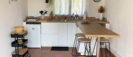 Refrigerador, microondas, parrilla de estufa y cafetera y tetera