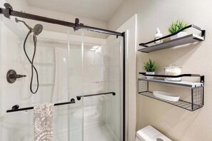 Een douche, een haardroger, handdoeken