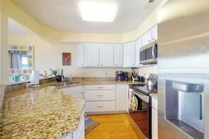 Fridge, microwave, oven, stovetop - Bridge Point 224 (Ocean City)