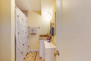 Shower, hair dryer - Bridge Point 224 (Ocean City)