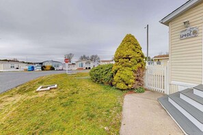 Property grounds - Quiet coastal home with patio & pool, close to Assateague & Ocean City (Berlin)