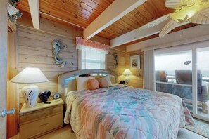 4 bedrooms, travel cot, WiFi, bed sheets - 4-Story beachfront townhome with ocean views, balconies, deck, outdoor shower (Ocean City)