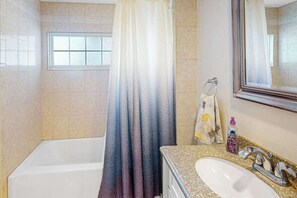 Shower, hair dryer - Fantastic home with water-view, patio, & full kitchen (Ocean City)
