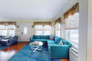 TV, offices - Fantastic home with water-view, patio, & full kitchen (Ocean City)