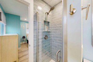 Shower, towels - Lands End Unit 6B (Ocean City)