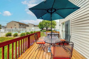 Outdoor dining - 2-story end-unit townhome near beach with deck, AC, outdoor pool & fast WiFi (Ocean City)